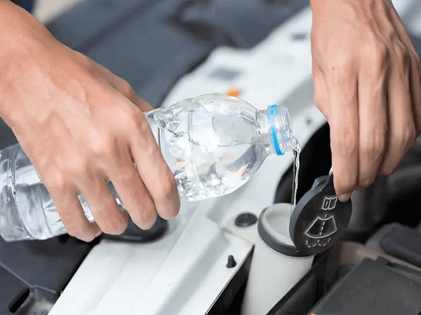 Có nên dùng nước lã để rửa kính ô tô không?