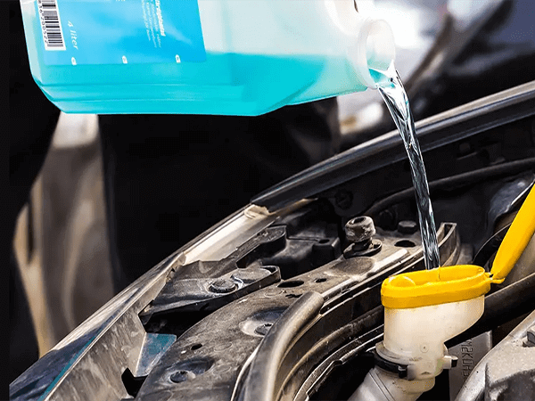 Cách châm nước rửa kính ô tô như thế nào?