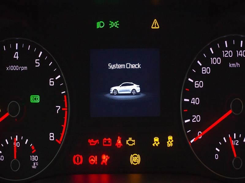 Dấu hiệu hư hỏng cảm biến tốc độ ô tô - Đèn báo TCS sáng