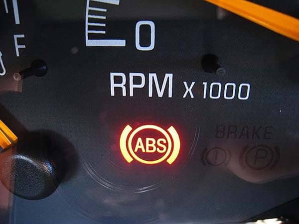 Dấu hiệu hư hỏng cảm biến tốc độ ô tô - Đèn ABS sáng