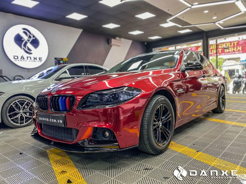 Đổi màu xe BMW 520i dán decal màu đỏ phong cách sang chảnh