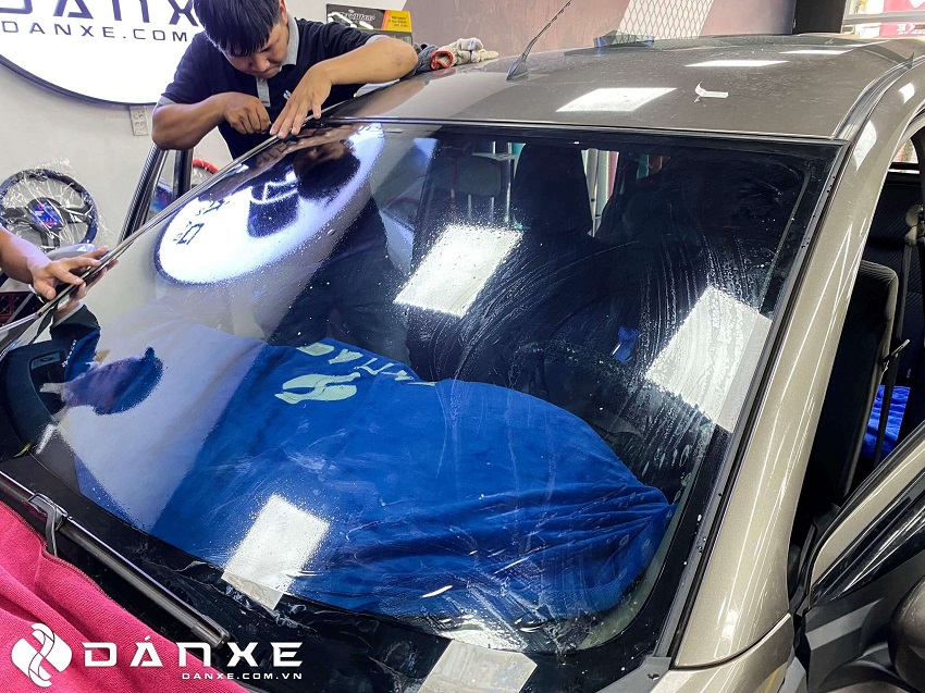Dán phim cách nhiệt xe Suzuki Ertiga cho kính lái 