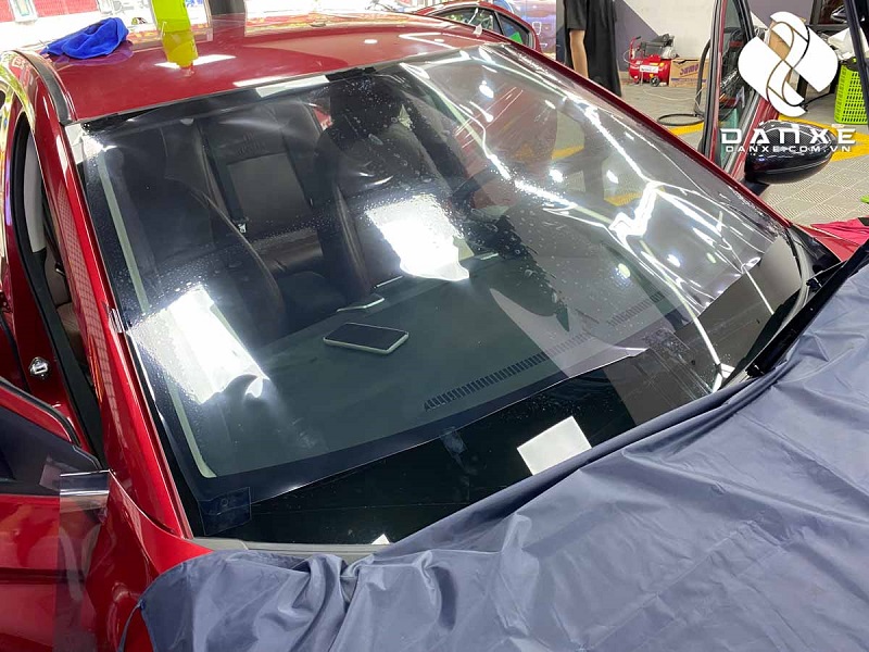 Sử dụng dán phim cách nhiệt xe Honda City có khả năng giảm thiểu lên đến 98% lượng nhiệt từ bên ngoài truyền vào xe.