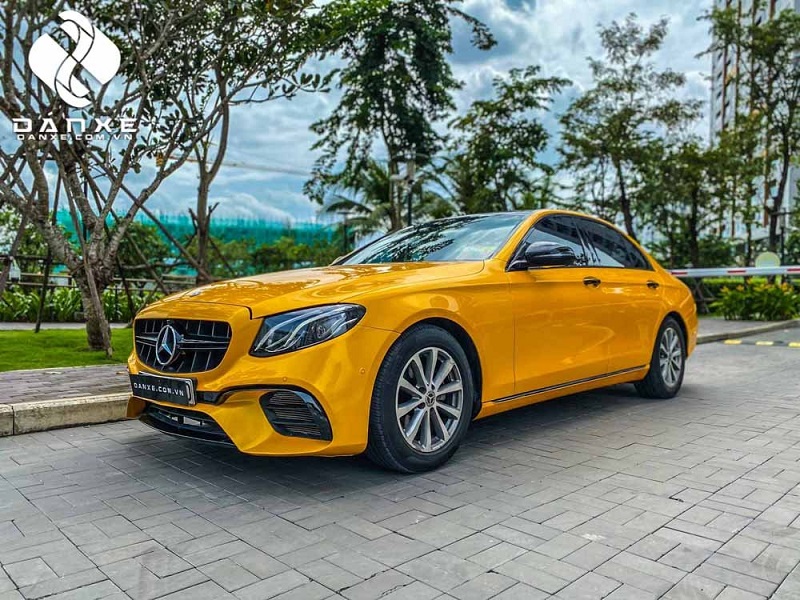 Đổi màu Mercedes dán decal màu vàng cam phong cách độc lạ