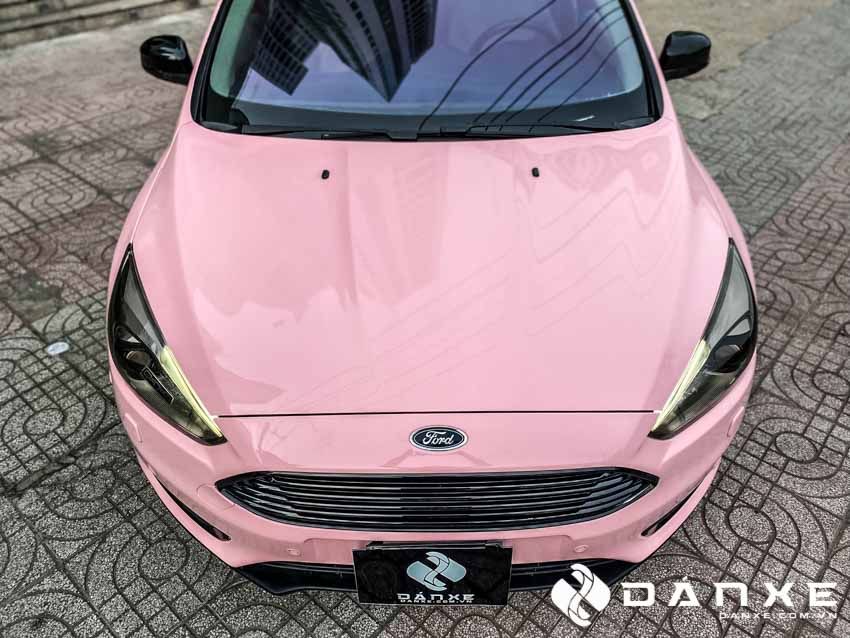 Ford Focus dán đổi màu hồng 3