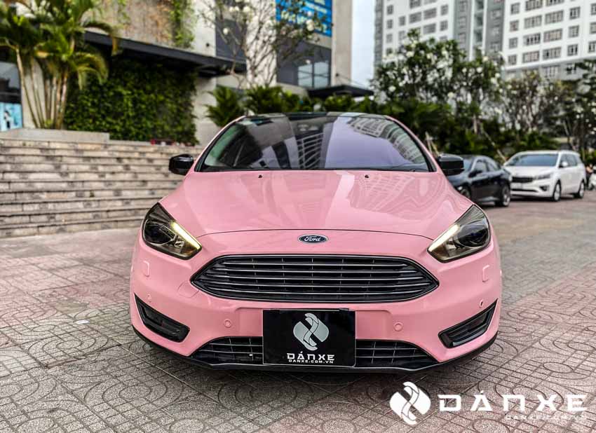 Ford Focus dán decal đổi màu hồng phong cách độc lạ