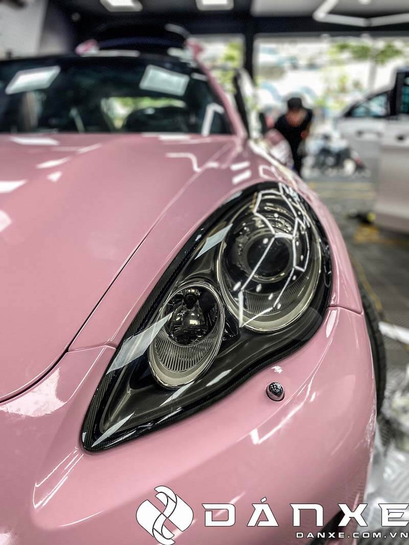 Dán Decal đổi màu xe Porsche Panamera S hồng độc lạ mang lại những ưu điểm gì