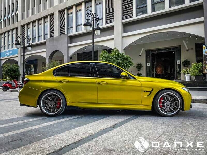 Đổi màu xe BMW 320i dán decal màu vàng phong cách độc lạ