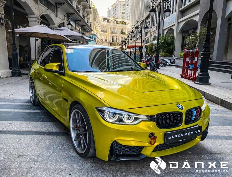 Dán decal đổi màu xe BMW 320i vàng có bị phạt không?