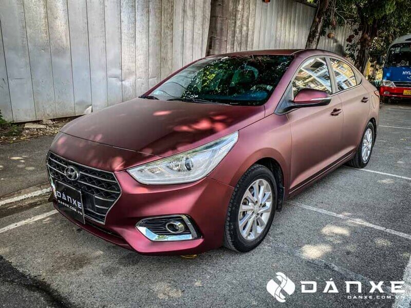 Đổi màu xe Hyundai Accent dán decal màu đỏ đạm phong cách hiện đại