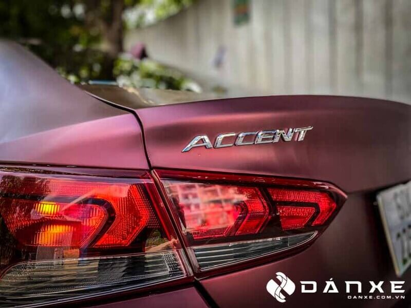 Dán decal đổi màu xe Hyundai Accent có bị phạt không?