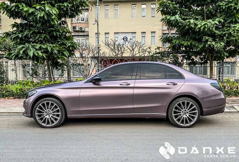 Mercedes C250 dán decal màu hồng xám phong cách có bị phạt không?