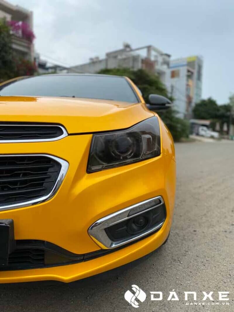 Dán decal đổi màu xe Chevrolet Cruze vàng cam phù hợp với ai?