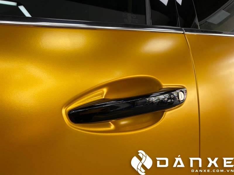 Dán decal đổi màu xe Peugeot 3008 vàng matte mang lại những ưu điểm gì?