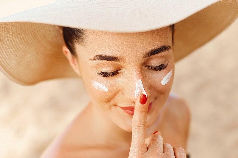 Dùng kem chống nắng có tác dụng tốt chống lại tia UV